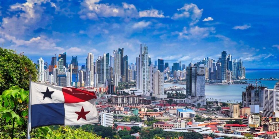 Skyline e mare di Panama, destinazione strategica per residenza e fiscalità territoriale