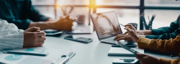 Concept finanziario e advisory internazionale su sfondo scuro