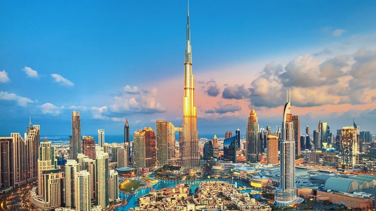 Dubai skyline di lusso al tramonto, simbolo di residenza globale e business